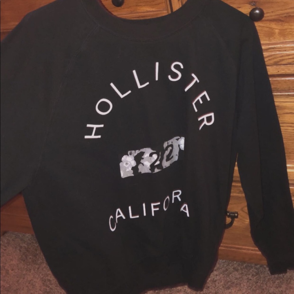 Black hollister crewneck!!